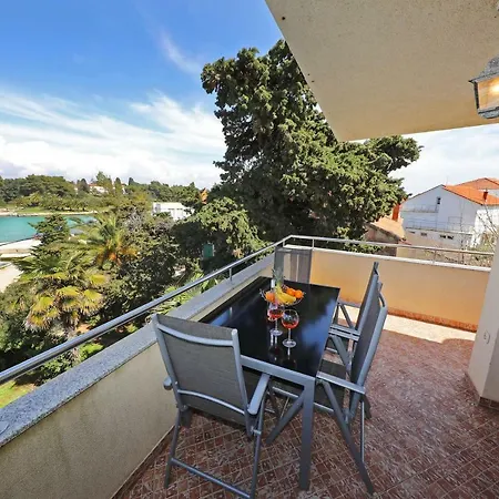 Junto Apartment